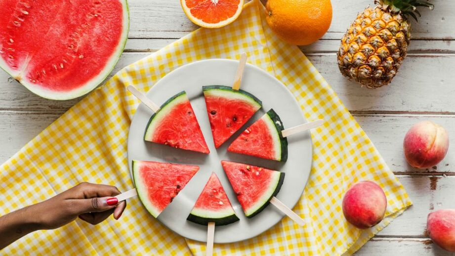 Bucăți de pepene verde pe bețișoare